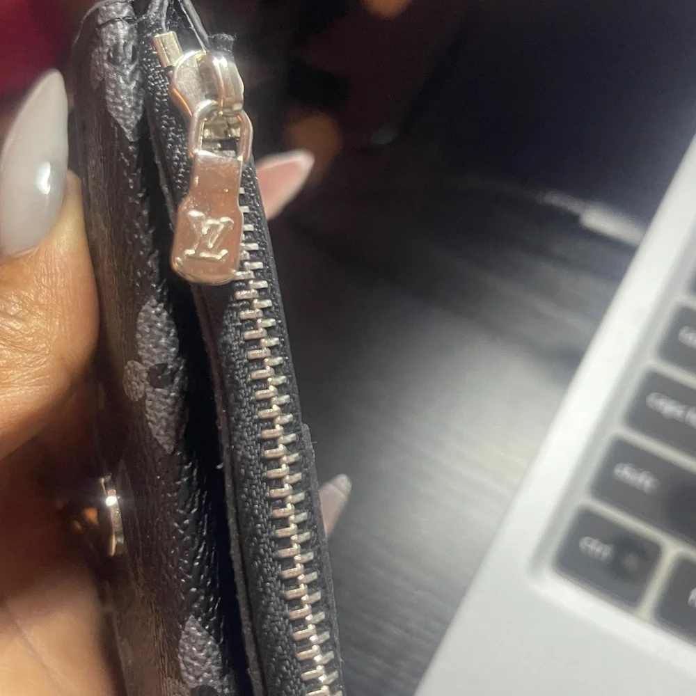 **Damaged Black Card Holder-Button Pocket Doesn’t Open** - Picture 7 of 8